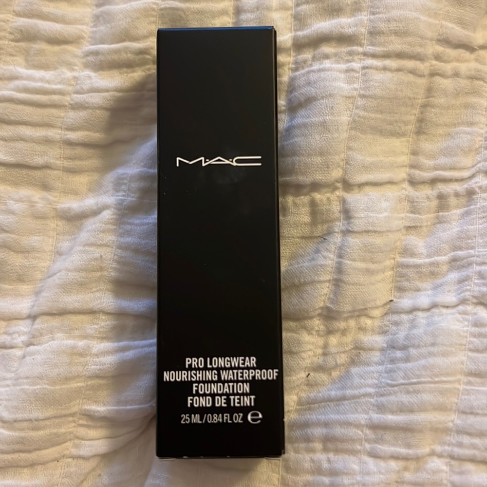 MAC pro longwear nourishing waterproof foundation NC30